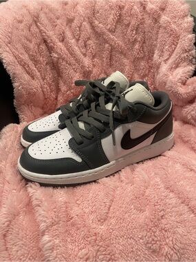 Nike Kids Black and White Low Top Sneakers (fits women’s)